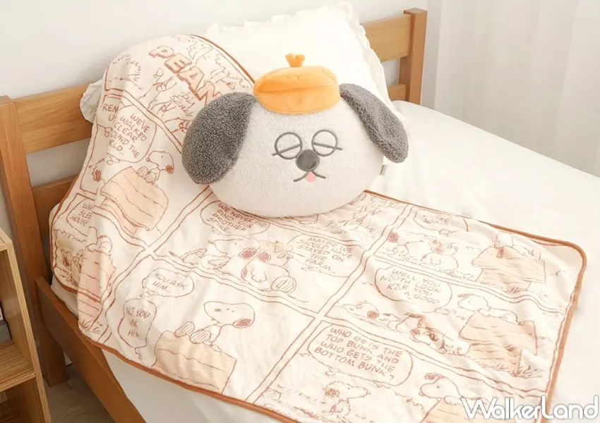 ▲奧拉夫收納抱枕毯，粉絲窩進7-11的柔軟SNOOPY世界。