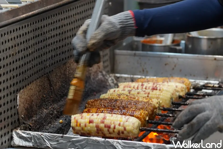 ▲以炭火慢烤玉米、刷上古早味醬汁。(攝影:楊婷雅)