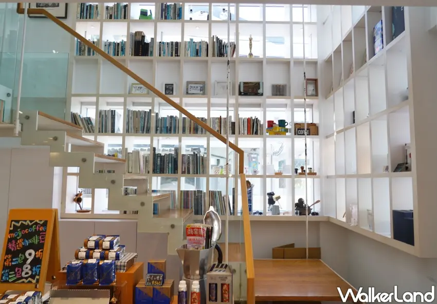▲「The Factory Mojocoffee」以開放式書架、挑高空間營造放鬆氛圍。(攝影:楊婷雅)