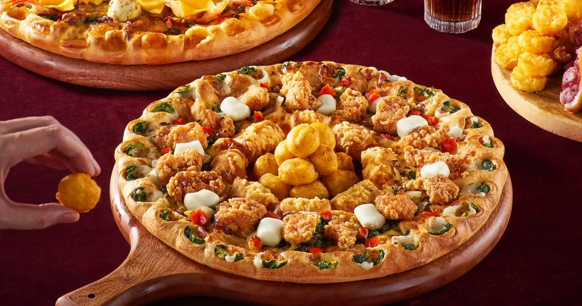 聖誕節花圈拿來吃！必勝客聖誕花圈黃金雞比薩升級回歸，年末限定德國豬腳拼盤聖誕大餐開吃。