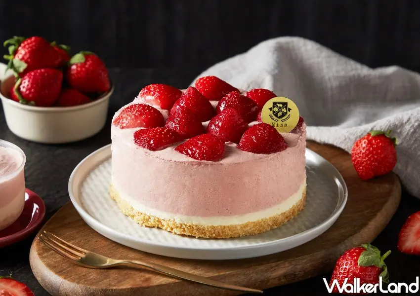 ▲起士公爵「草莓玻尿酸生乳酪蛋糕」以雙層生乳酪搭配八顆新鮮草莓,加入獨家「水晶洛神萃取」讓你吃甜點也能水噹噹。
