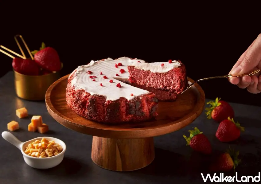 ▲初戀草莓熟成巴斯克選用大湖草莓果乾,先浸泡檸檬汁24小時再加入澳洲乳酪。