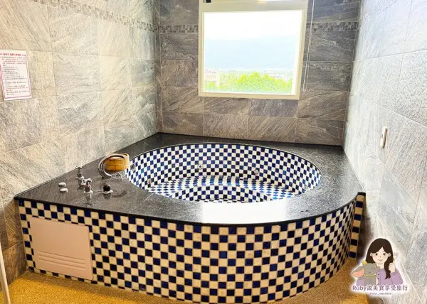 ▲宜蘭礁溪溫泉住宿推薦:白宮渡假勝地,每個房間都有碳酸氫鈉泉大浴缸。