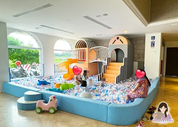 ▲宜蘭礁溪溫泉住宿推薦:白宮渡假勝地提供球池、電動車可以盡情玩。