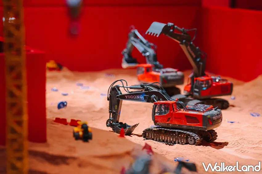 ▲參與者手持遙控器,精準操控挖土機在沙地中作業,將交換禮物的過程轉化為有趣的互動遊戲