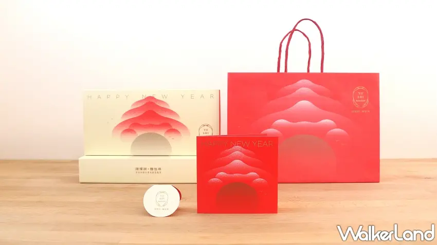 ▲設計師方序中以視覺包裝的角度，將卡片融入整個禮盒思考，讓吃蛋黃酥的過程也能充滿層層遞進的儀式感。