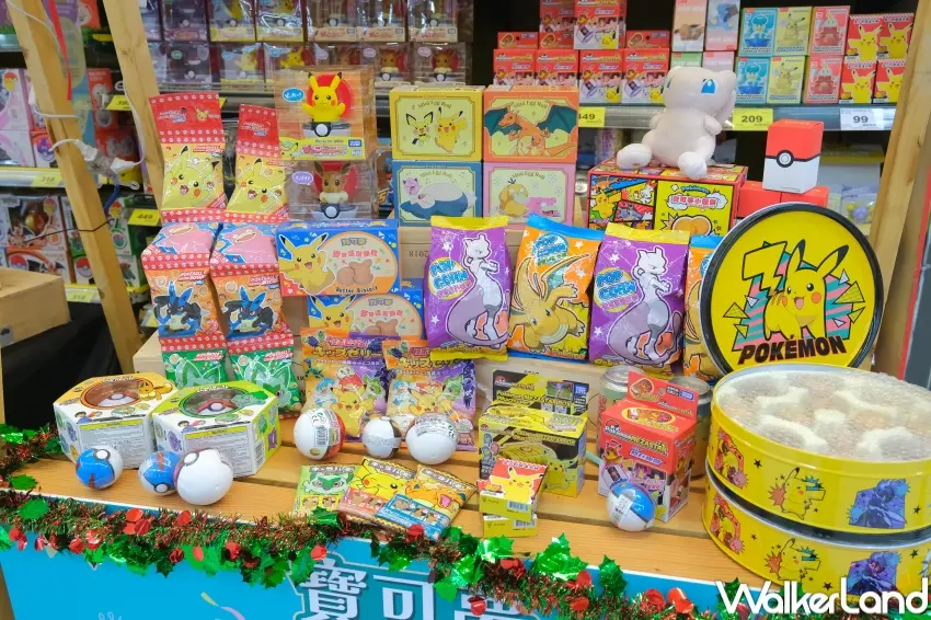 ▲家樂福可以買到超過100款寶可夢周邊商品與零食(攝影:張人尹)。
