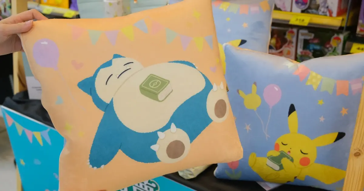 家樂福寶可夢加價購！獨家寶可夢抱枕毯必搶，超過100款寶可夢小物推薦清單。