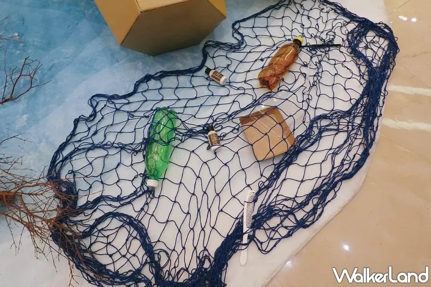 ▲裝置藝術細節融入了漁網與一次性回收備品，透過視覺化的海廢意象，呼籲旅客在歡度耶誕的同時，關注海洋生態與永續旅遊議題