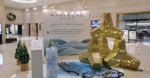 消波塊耶誕樹也只有台中最對味！台中港酒店用再生紙重塑地景，消波塊變身金色耶誕樹。