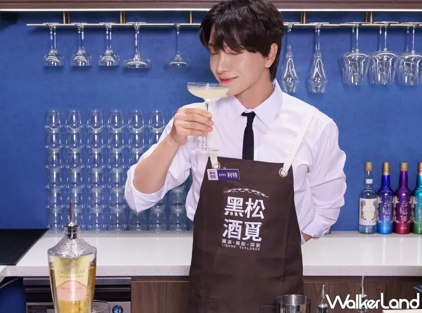 ▲Super Junior利特身穿「黑松酒覓」專屬圍裙,於店內酒品販售區親切推薦「創世者桶陳金門高粱酒」系列與多款精選佳釀