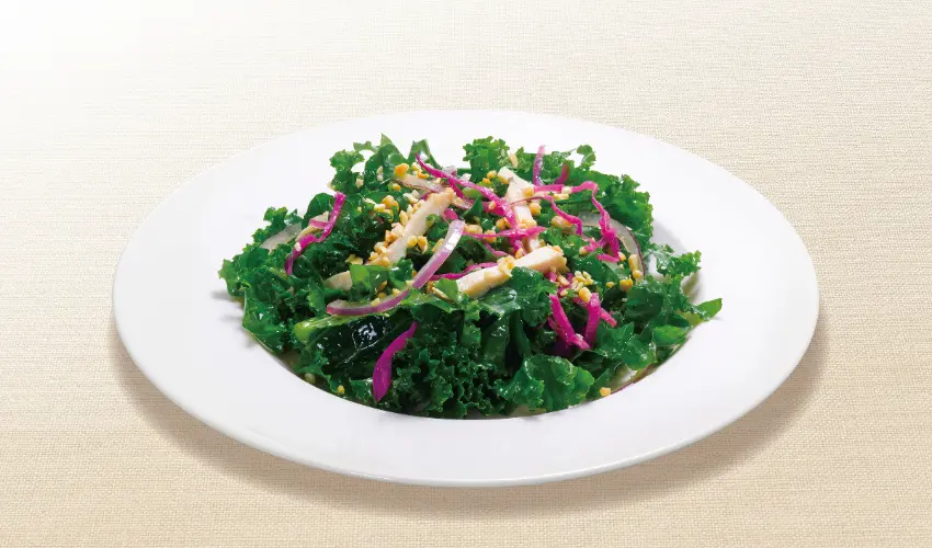 ▲自助餐區還有豐富的招牌菜色。包括Royal Host的Cosmo焗烤飯、羽衣甘藍沙拉佐花生油醬汁,以及自家工廠製作的各式麵包等。