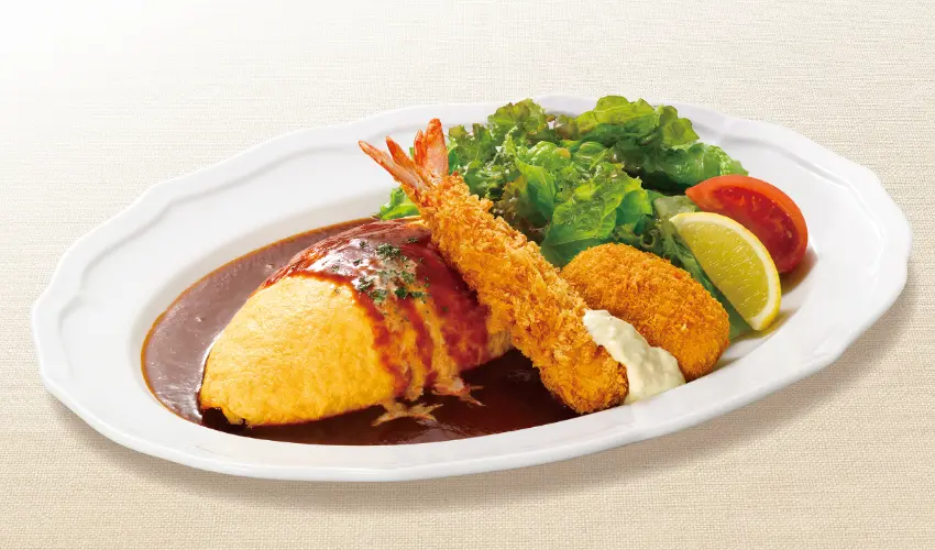 ▲歐姆蛋飯搭配天然炸蝦與紅楚蟹奶油可樂餅,吃起來幸福滿滿。