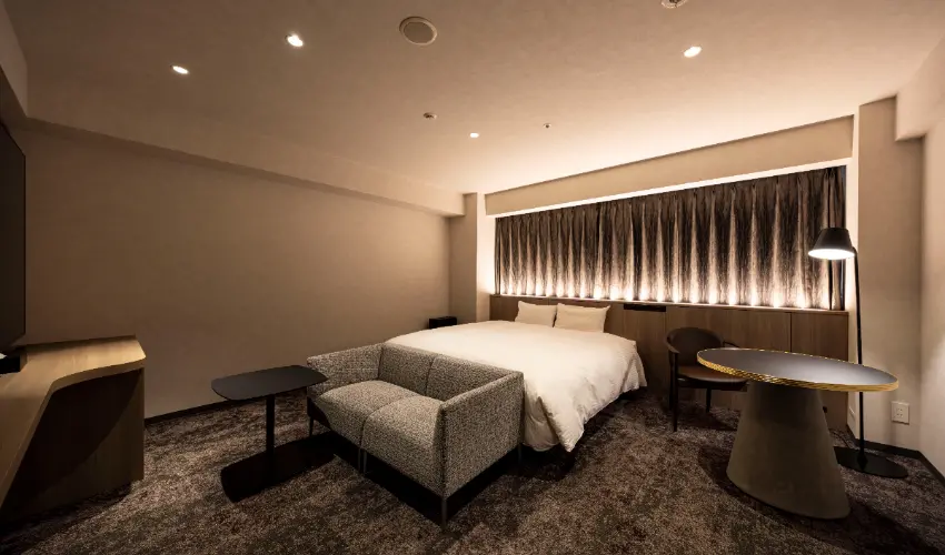 ▲時尚沉穩風格,寬敞空間配有沙發和大型桌子,搭配舒適的大床,適合商務客。