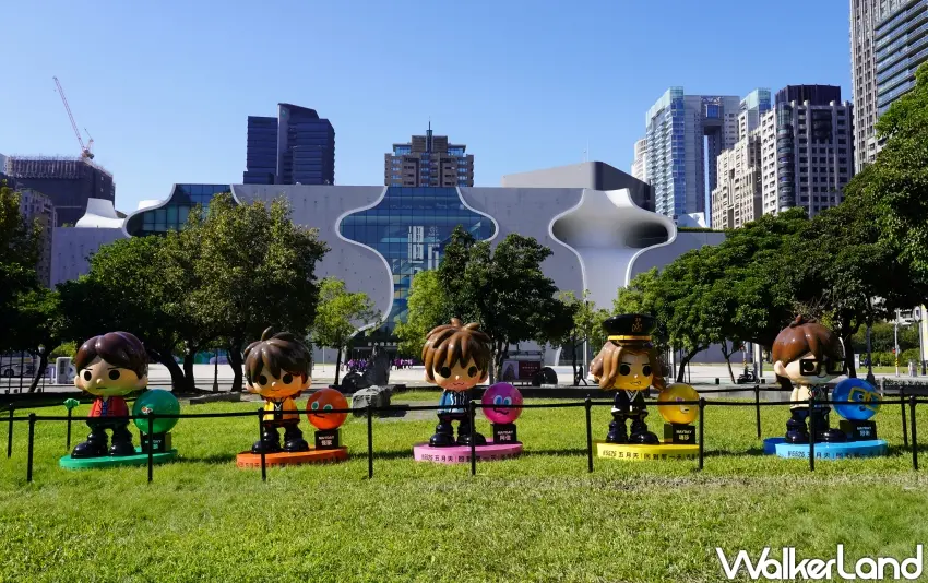 ▲五月天公仔在臺中國家歌劇院前的夏綠地公園。(攝影:楊婷雅)