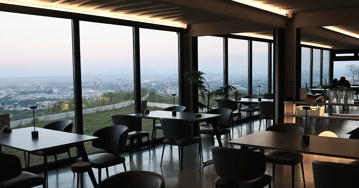 桃園景觀咖啡廳推薦！見山景觀咖啡餐廳 270度百萬夜景、低消只要100，打卡再送薯條、雞塊。