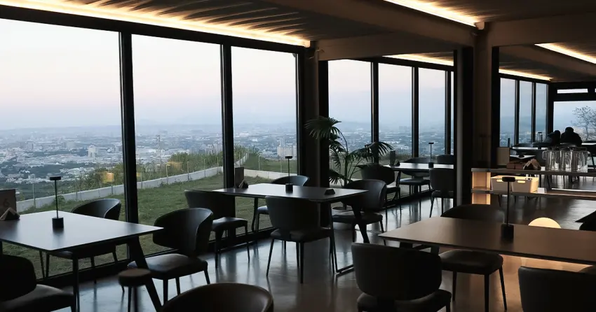 桃園景觀咖啡廳推薦！見山景觀咖啡餐廳 270度百萬夜景、低消只要100，打卡再送薯條、雞塊。