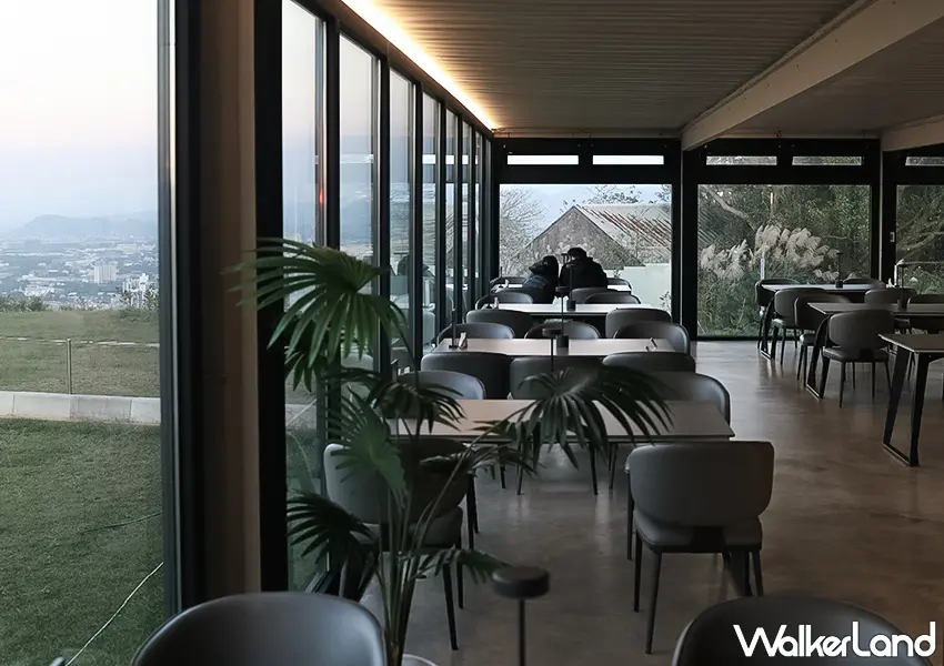 ▲桃園景觀咖啡廳推薦!見山景觀咖啡餐廳 270度百萬夜景、低消只要100,打卡再送薯條雞塊。