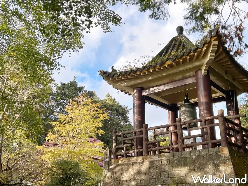 ▲漫步至阿里山慈雲寺,古樸的鐘樓與周邊變色葉植物相映成趣,遊客可在此欣賞絕美夕陽與晚霞。