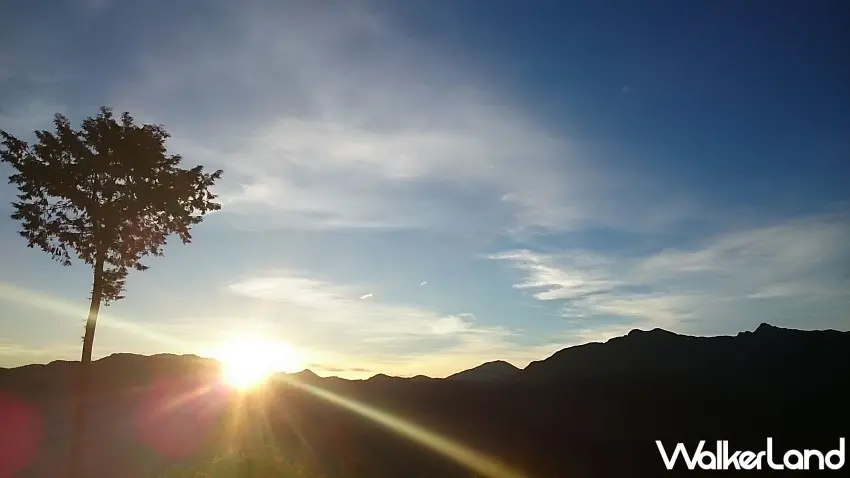 ▲2026元旦清晨約7點05分,在祝山觀日平台聆聽音樂會的同時,欣賞玉山群峰躍出的第一道金色曙光。