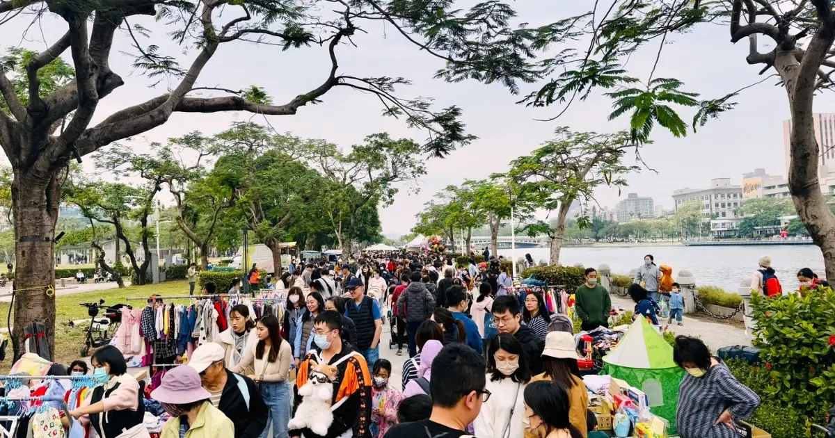 300組家庭化身小小店長打造最暖親子二手市集，小樹市集高雄愛河必逛全攻略。