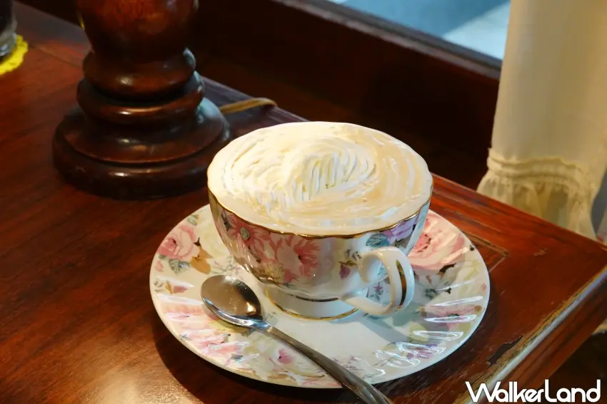 ▲「維也納咖啡」是不少「中非咖啡」熟客的心頭好。（攝影：楊婷雅）