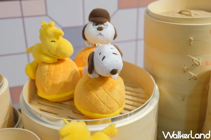 ▲史努比港式飲茶快閃店推出「花生飲茶玩偶吊飾」,史努比等角色躺在港式菠蘿油上(攝影:張人尹)。
