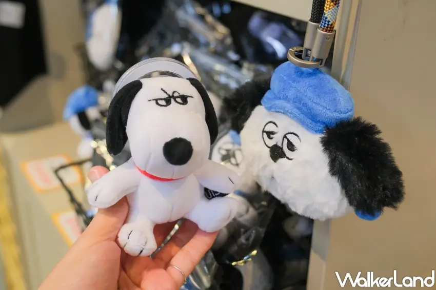 ▲上班族必買史努比手機支架,史努比港式飲茶快閃店也有大尺寸購物袋和收納包(攝影:張人尹)。