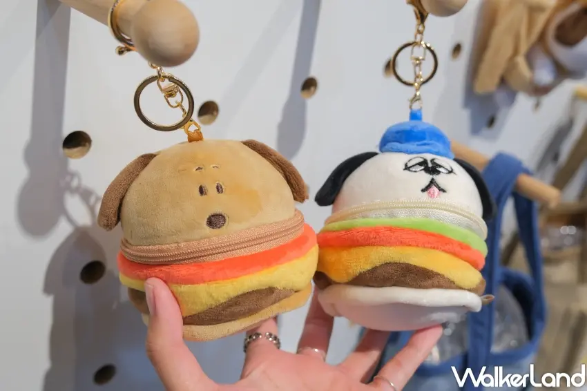 ▲史努比港式飲茶快閃店還有限量空運來台的漢堡零錢包和馬年限定造型玩偶(攝影:張人尹)。