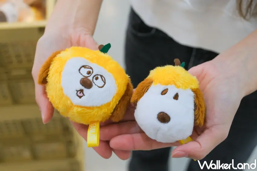 ▲史努比港式飲茶快閃店必買,花生漫畫大吉大利玩偶吊飾 $299/個(攝影:張人尹)