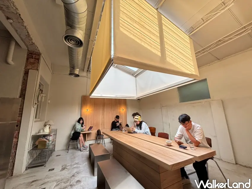 ▲光線自天井灑落,氛圍溫暖舒適。(攝影:楊婷雅)