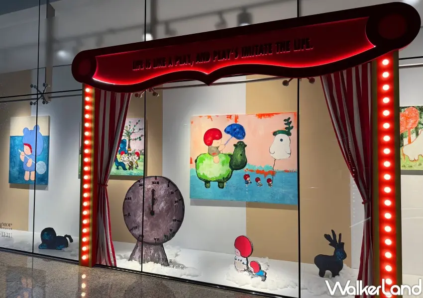 ▲信義區展覽在全豐盛105大樓一樓也有展區，櫥窗內展出藝術家寧芮潔紅髮女孩系列畫作。(攝影：鄭亦庭)