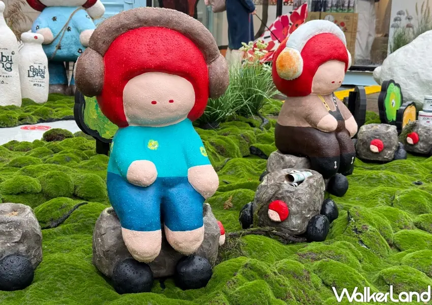 ▲信義區免費展覽！戶外廣場展區設置多個造型的紅髮女孩Moi。(攝影：鄭亦庭)