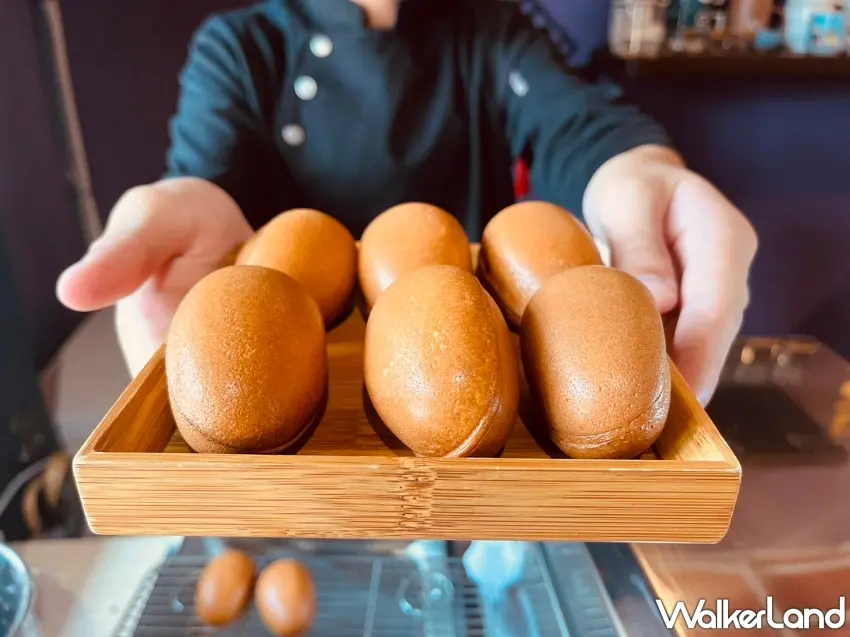 ▲協興蛋業提供的放牧土雞蛋,蛋黃飽滿硬挺且無腥味,達到生食等級標準,是成就頂級口感的關鍵食材