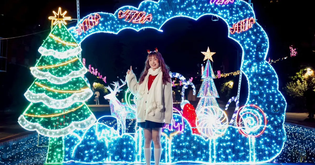 不只新北耶誕城！新莊 蘆洲聖誕點燈搶先看，4米夢幻聖誕花束超夢幻。