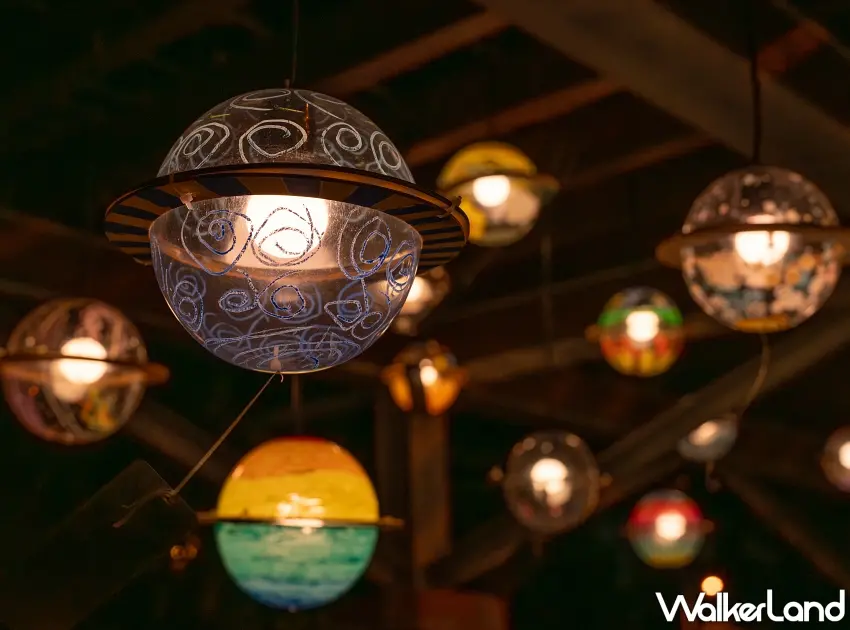 ▲嘉豐國小的《星願.轉動》則在透明球體上畫滿了孩子們對於星球的奇幻想像