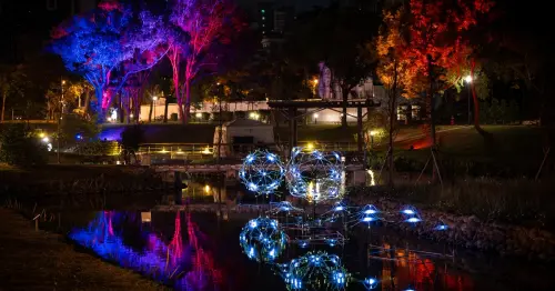 竹北最美夜景地圖全攻略！2025東興圳光藝節點燈時間、交通方式懶人包一次看。