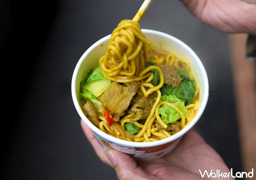 ▲基隆廟口美食推薦!阿華炒麵 這邊不用排隊,招牌咖哩炒麵必吃。