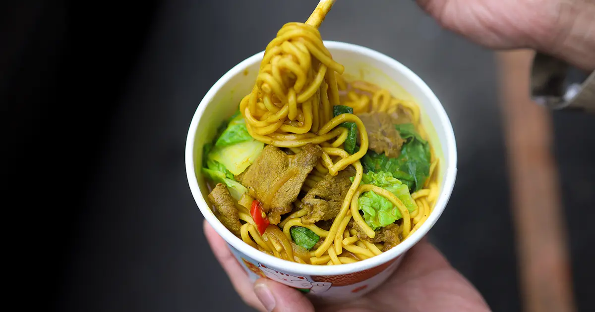 基隆廟口美食推薦！阿華炒麵 這邊不用排隊，招牌咖哩炒麵必吃。