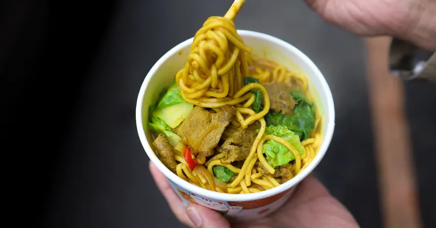 基隆廟口美食推薦！阿華炒麵 這邊不用排隊，招牌咖哩炒麵必吃。