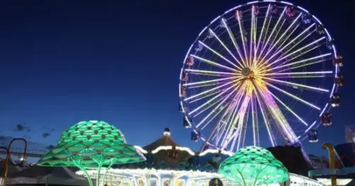 到兒童新樂園夜唱！出口音樂節免費入園辦法看，動力火車 香蕉哥哥嗨唱。