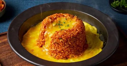 誰說吃蔬食很無料！信義區韓式蔬食Yache3道韓式起司新品，浮誇熔岩炒飯領軍。