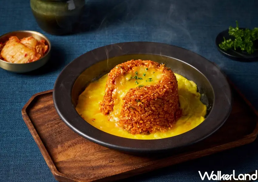 ▲韓式蔬食Yache「漢拏山熔岩炒飯」淋上濃厚起司蛋,像熔岩般覆蓋在上超浮誇。