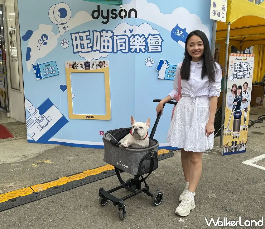 ▲民眾帶著可愛的法鬥犬參加「Dyson汪喵同樂會」,在專屬的打卡背板前留下溫馨合影,享受寵物友善的歡樂時光