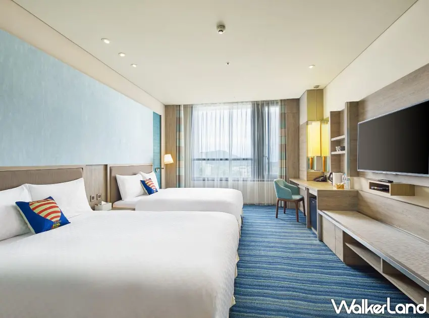 ▲探索客房設計採用海洋藍與陽光黃為主色調,營造出台東特有的熱情與活力。房內配備50吋電視並內建Netflix與Disney+等串流平台,四人入住每人最低僅需600元