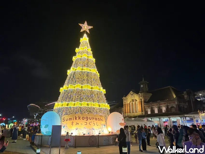 ▲《角落小夥伴》聖誕樹位於舊台中火車站前廣場。(攝影:楊婷雅)