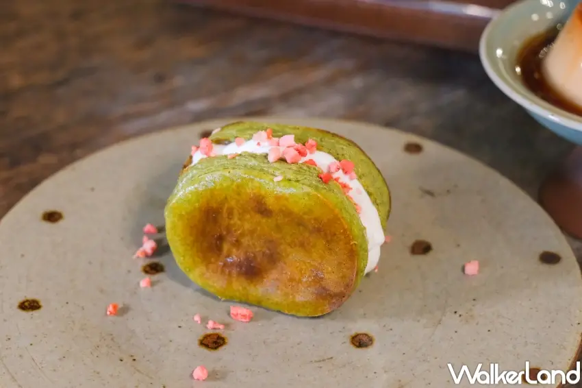 ▲包種巴斯克夾心蛋糕是薈福村茶以現磨茶粉製成的招牌，口感層次豐富。（攝影：張人尹）