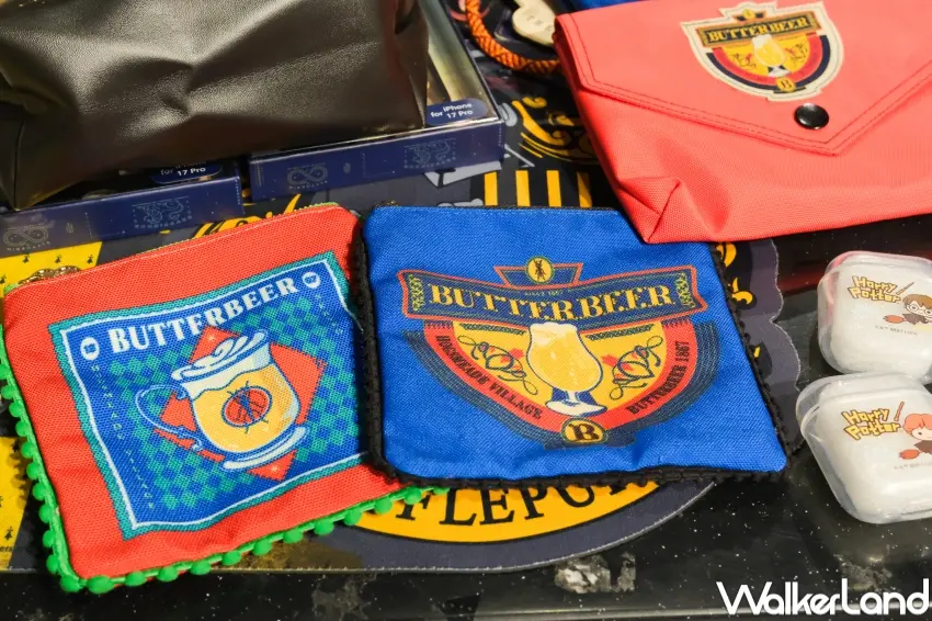 ▲哈利波特學院風，奶油啤酒造型杯墊。（攝影：張人尹）