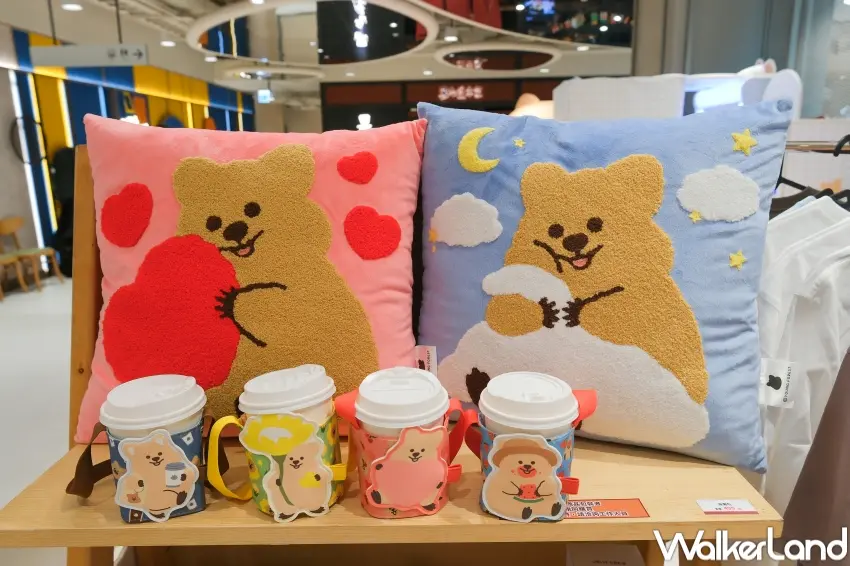 ▲勾卡KKOTKA快閃店抱枕與飲料提袋以簡單配色呈現,讓居家與外出都能感受到角色陪伴。(攝影:張人尹)