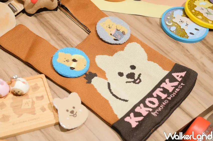 ▲勾卡KKOTKA快閃店集結多款周邊,交換禮物推薦必買針織袋與徽章。(攝影:張人尹)